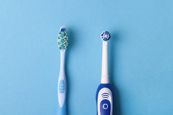 Brosse à dents manuelle ou brosse à dents électrique